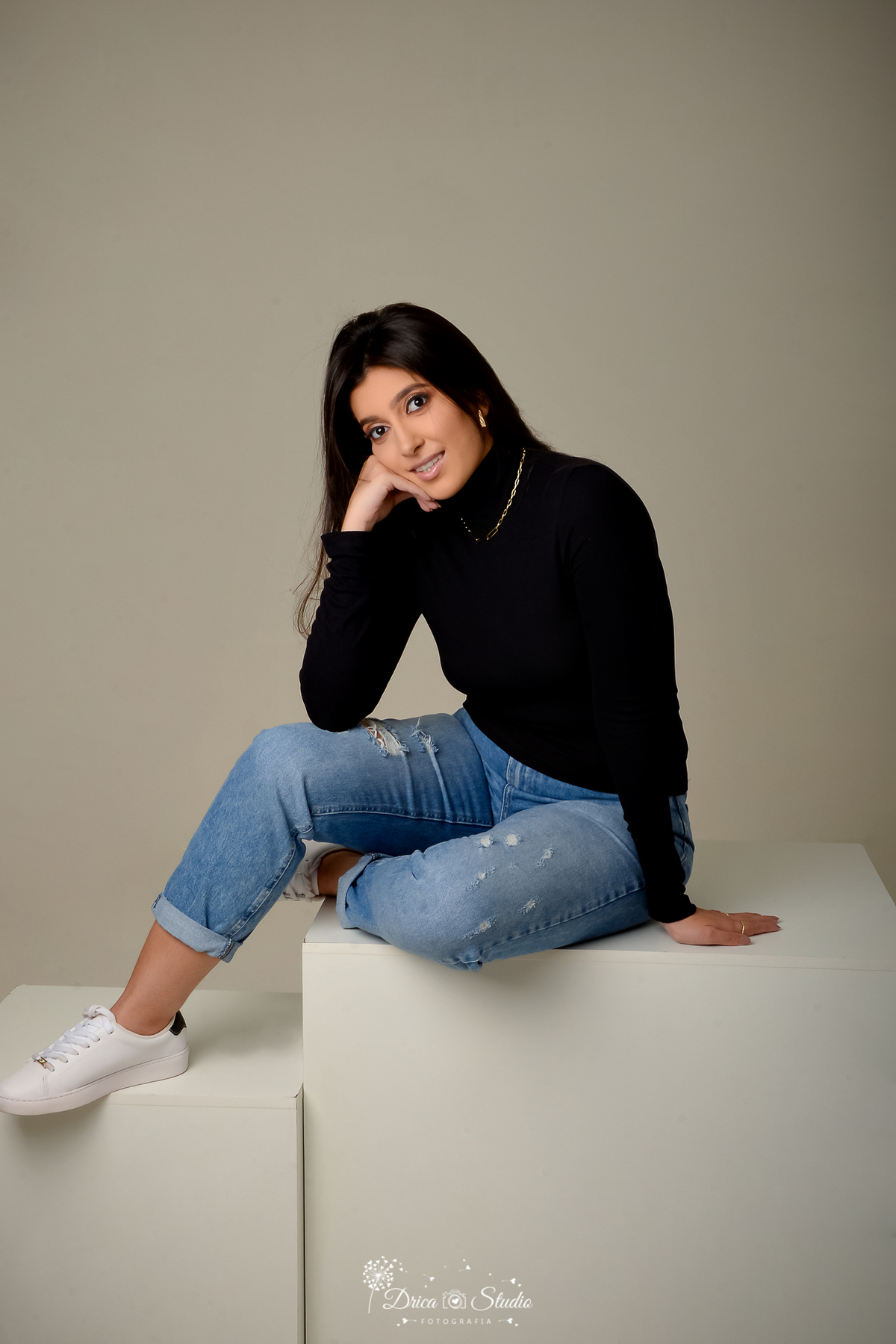 Drica Studio - Drica Studio Fotografias - Xinguara Pará - ensaio feminino - menina - mulher - risonha - clean - tons pretos - blusa manga longa - calça jeans - despojada  