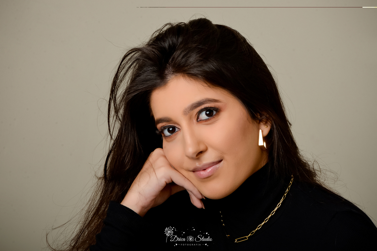 Drica Studio - Drica Studio Fotografias - Xinguara Pará - ensaio feminino - menina - mulher - risonha - clean - tons pretos - blusa manga longa - calça jeans - despojada  - delicada 