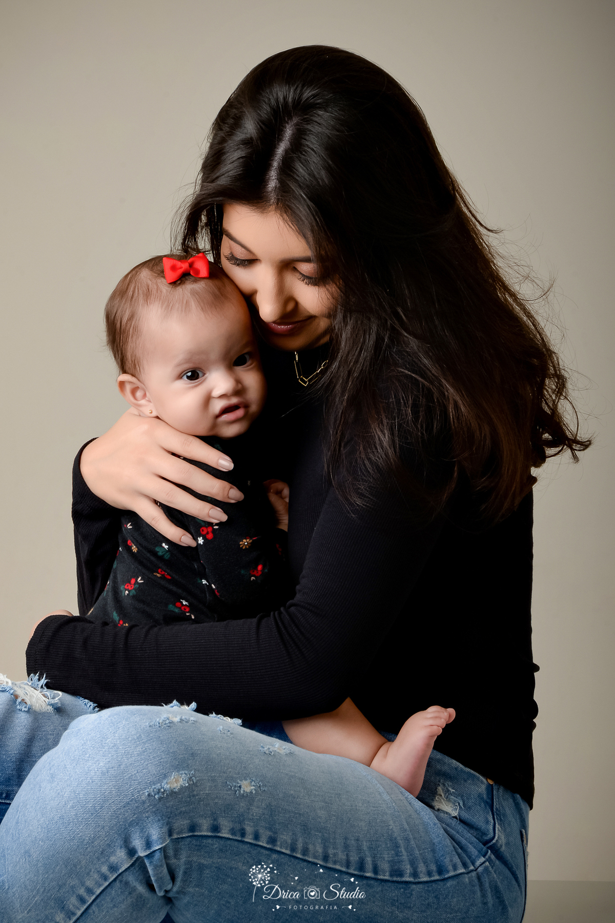 Drica Studio - Drica Studio Fotografias - Xinguara Pará - ensaio feminino - fotos mãe e filha - menina - mulher - risonha - clean - tons pretos - blusa manga longa - calça jeans - despojada  