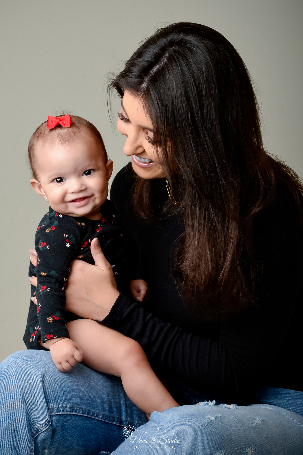 Drica Studio - Drica Studio Fotografias - Xinguara Pará - ensaio feminino - fotos mãe e filha - menina - mulher - risonha - clean - tons pretos - blusa manga longa - calça jeans - despojada  - bebe risonha 