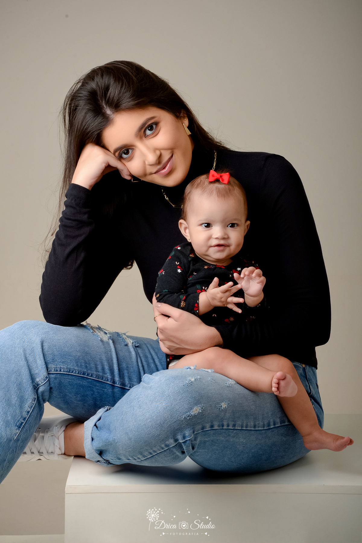 Drica Studio - Drica Studio Fotografias - Xinguara Pará - ensaio feminino - fotos mãe e filha - menina - mulher - risonha - clean - tons pretos - blusa manga longa - calça jeans - despojada  - batendo palmas 