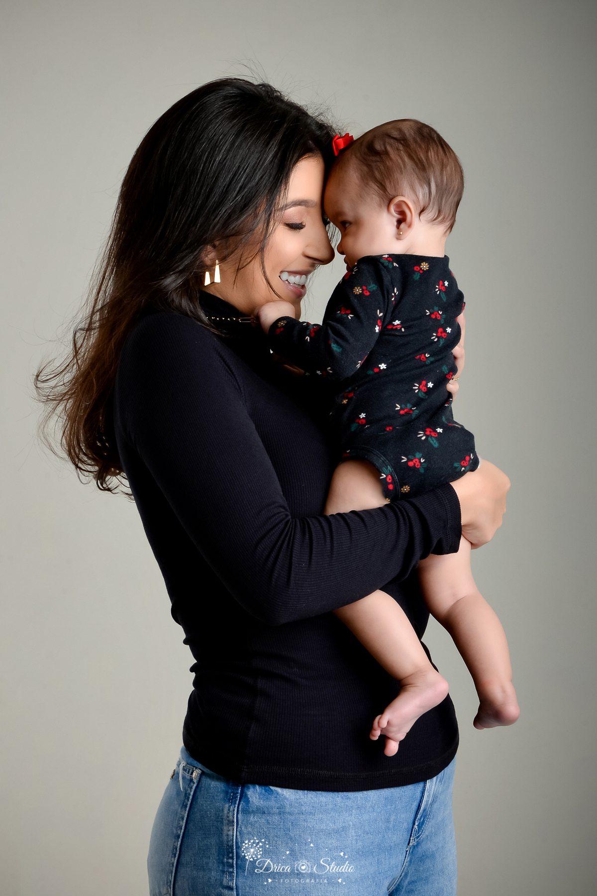 Drica Studio - Drica Studio Fotografias - Xinguara Pará - ensaio feminino - fotos mãe e filha - menina - mulher - risonha - clean - tons pretos - blusa manga longa - calça jeans - olho a olho - fotos delicada 