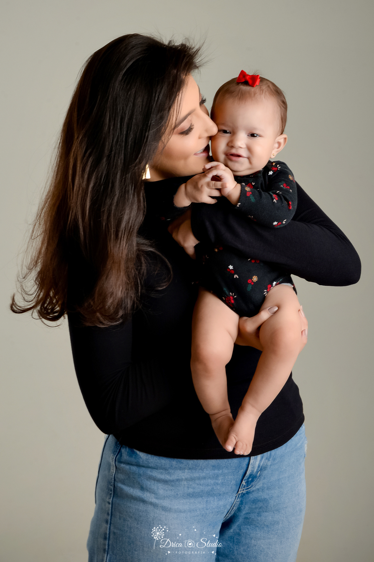 Drica Studio - Drica Studio Fotografias - Xinguara Pará - ensaio feminino - fotos mãe e filha - menina - mulher - risonha - clean - tons pretos - blusa manga longa - calça jeans - beijinhos 