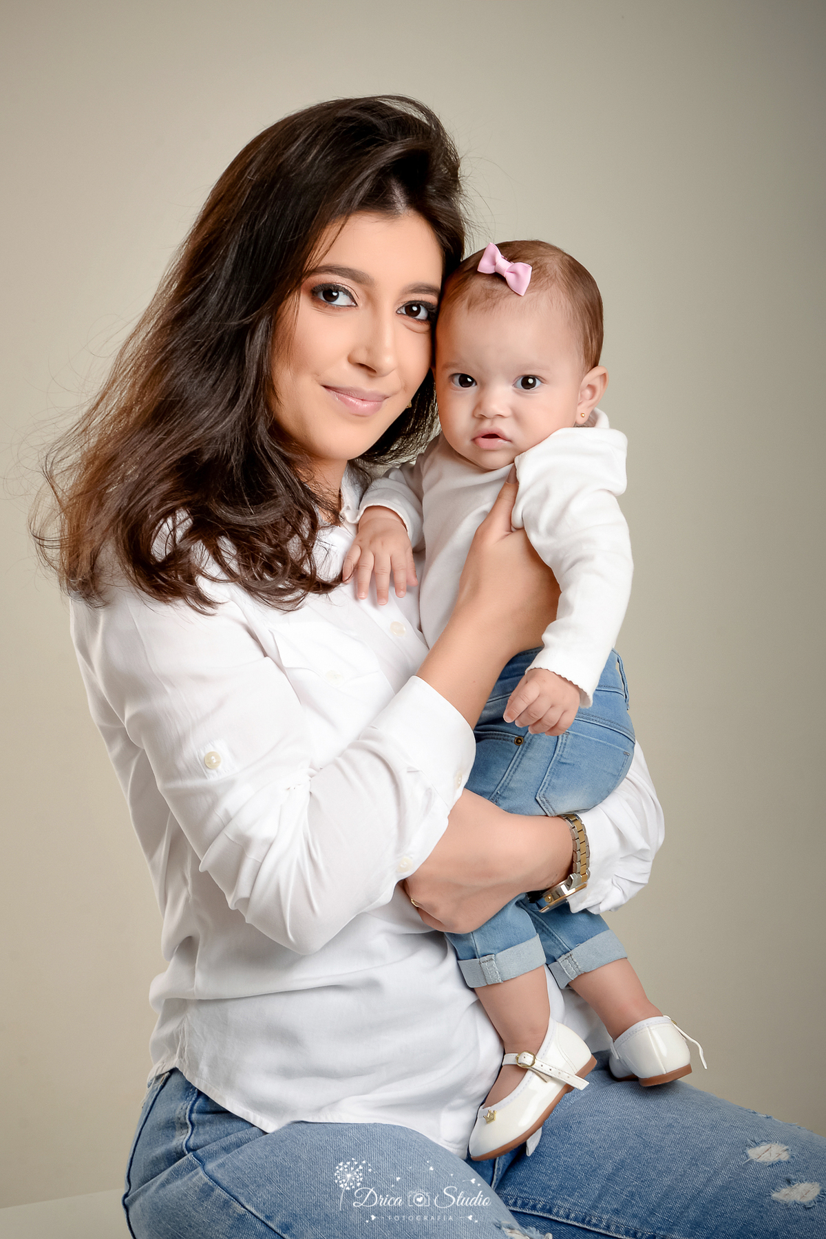 Drica Studio - Drica Studio Fotografias - Xinguara Pará - ensaio mãe e filha - Studio - Clean - roupas tons claros - brancas - calças jeans - fundo cinza 