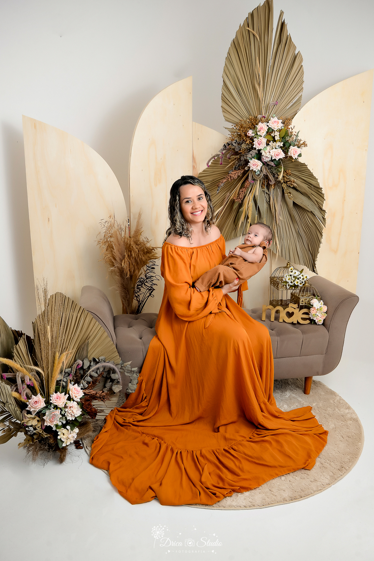 Studio Fotografias - Drica Studio - Xinguara Pará - cenário dia das mães - clean - fotos dia das mães - mãe e filho - roupas tons laranja  - bebe no colo - menino - flores  