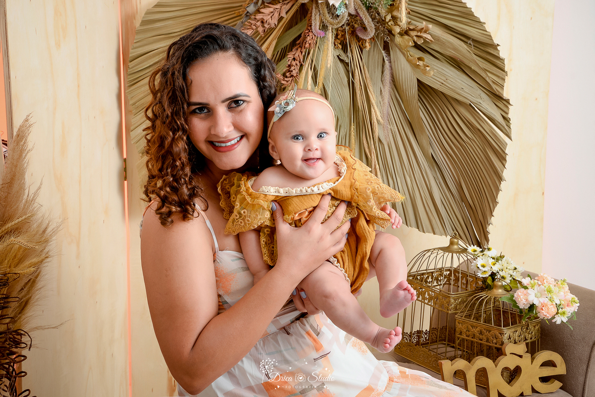 Studio Fotografias - Drica Studio - Xinguara Pará - cenário dia das mães - clean - fotos dia das mães - mãe e filha - roupas tons branco - bebe no colo - menina - tiara 