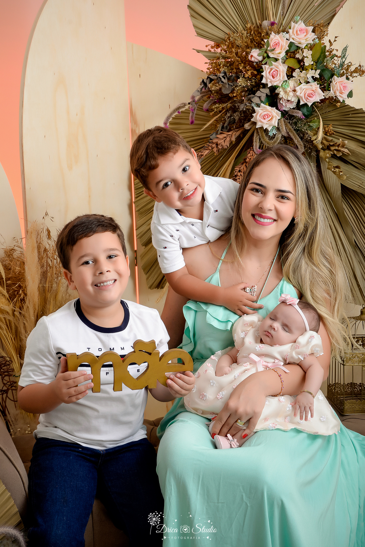 Drica Studio - Drica Studio Fotografias - Xinguara Pará - ensaio dia das mães - fotos com a mamãe - mãe e filhos - acompanhamento mensal - cenário clean - roupas brancas - tons mais claros 