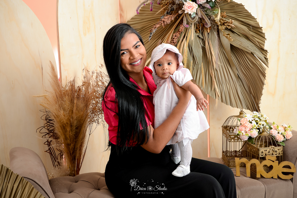 Studio Fotografias - Drica Studio - Xinguara Pará - cenário dia das mães - clean - fotos dia das mães - mãe e filha - roupas tons rosa  - bebe no colo - menina - flores  