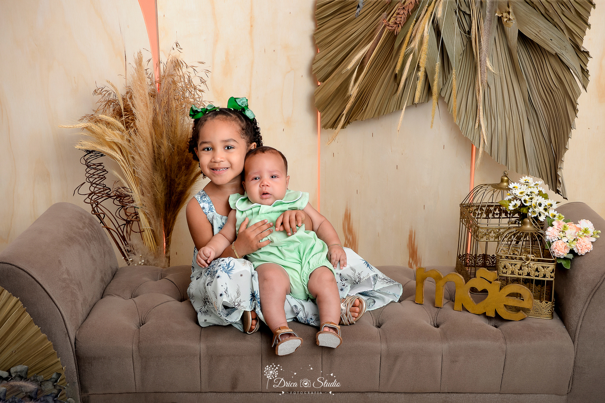 o Fotografias - Drica Studio - Xinguara Pará - cenário dia das mães - clean - fotos dia das mães - irmãos - roupas tons verde - menina - menino - flores 