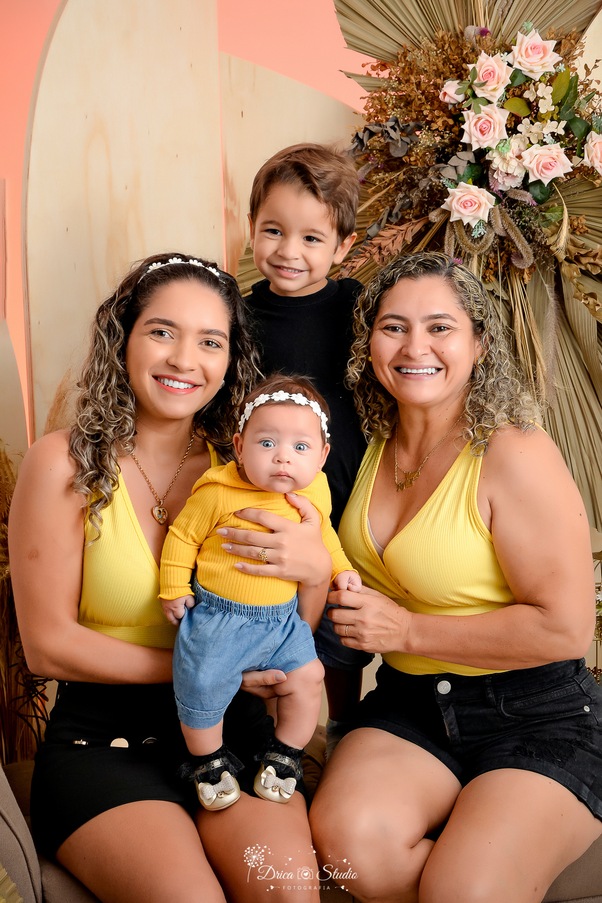 o Fotografias - Drica Studio - Xinguara Pará - cenário dia das mães - clean - fotos dia das mães - mãe e filha - roupas tons amarelo - menina - mulheres - flores - 3º geração 