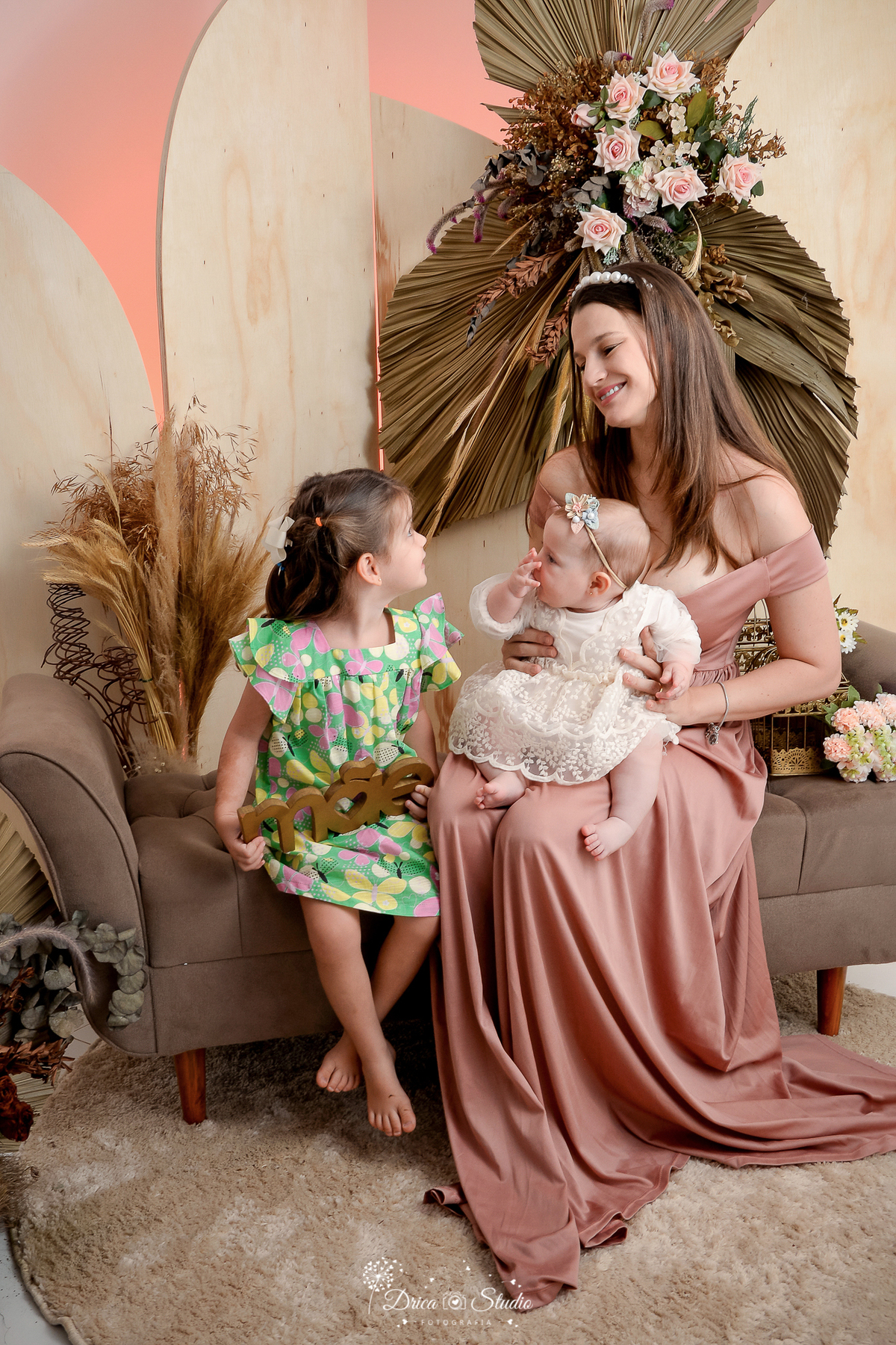 Drica Studio - Drica Studio Fotografias - Xinguara Pará - ensaio dia das mães - fotos com a mamãe - mãe e filhas - acompanhamento mensal - cenário clean  