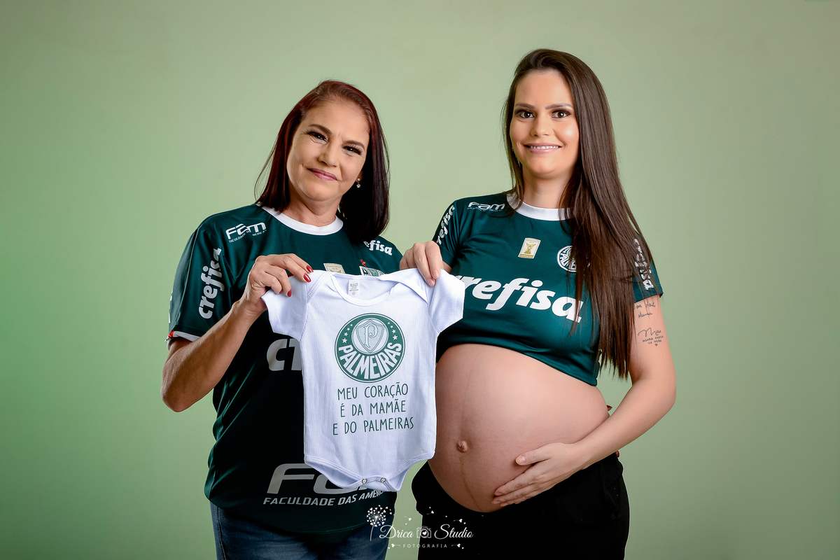 Drica Studio - Drica Studio fotografias - Xinguara Pará - ensaio de gestante - Studio - vovó e vovô -mãe de menino - avós - segurando a roupa  - camisas do palmeiras - primeiro neto - gravida 