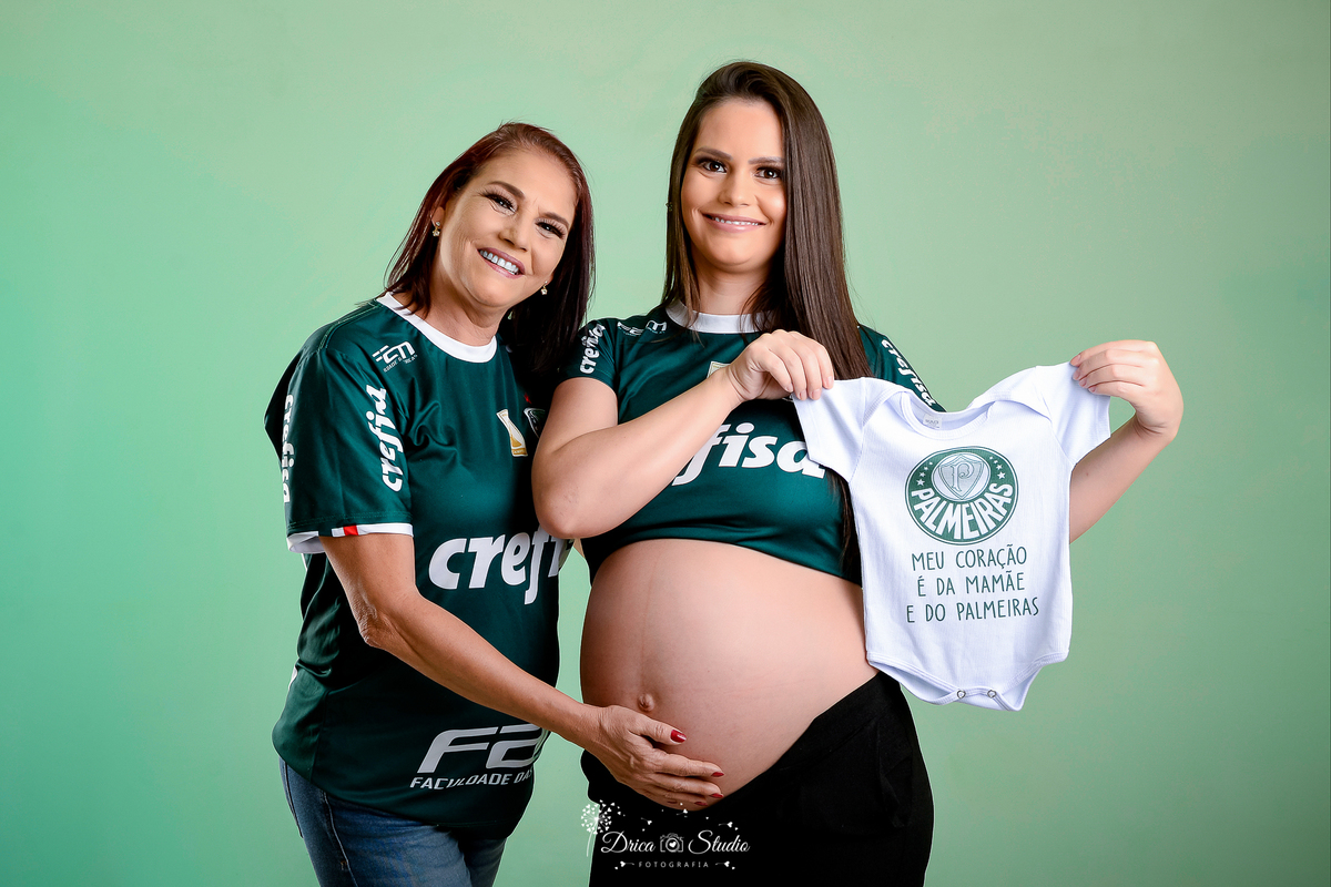 Drica Studio - Drica Studio fotografias - Xinguara Pará - ensaio de gestante - Studio - vovó -mãe de menino - avós - segurando a roupa  - camisas do palmeiras - primeiro neto - gravida - mãe e filha 