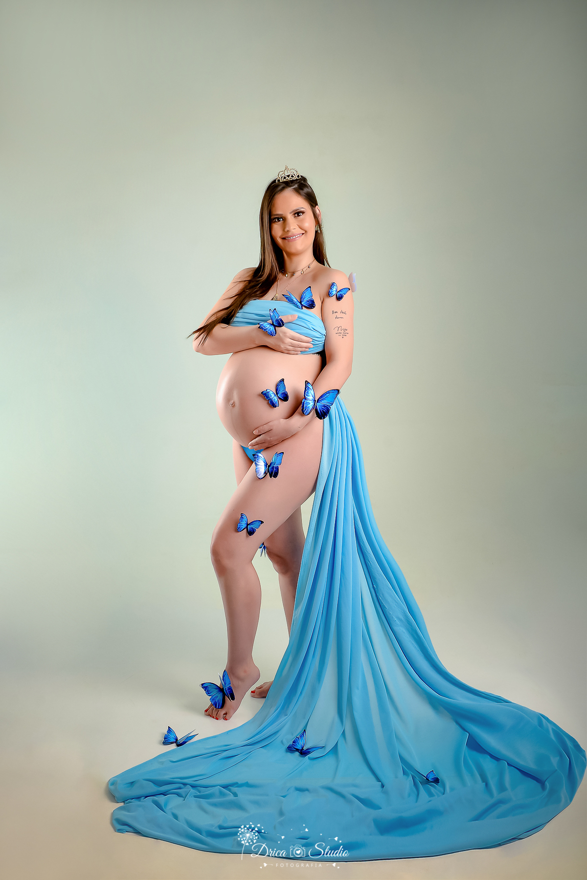 Drica Studio - Drica Studio fotografias - Xinguara Pará - ensaio de gestante - mãe de menino - borboletas - lenço azul - mão na barriga - coroa na cabeça - cenário azul - gravida estilosa 