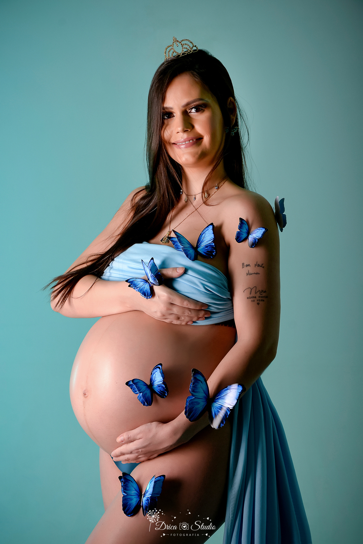 Drica Studio - Drica Studio fotografias - Xinguara Pará - ensaio de gestante - mãe de menino - borboletas - lenço azul - mão na barriga - coroa de princesa - cenário azul  