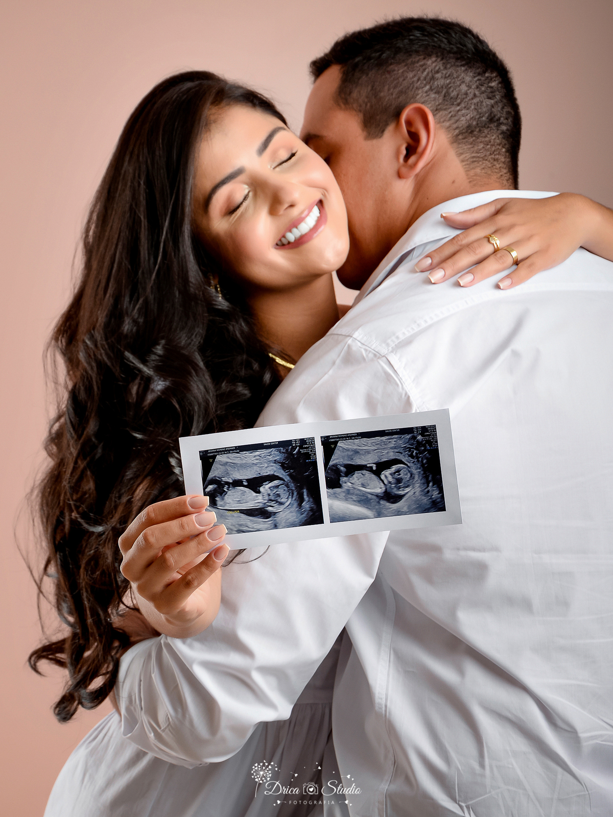 Drica Studio - Drica Studio fotografias - ensaio revelação - fotos gestante - menino ou menina - roupas brancas - pais de primeira viagem - ultrassom - felizes - espontânea 