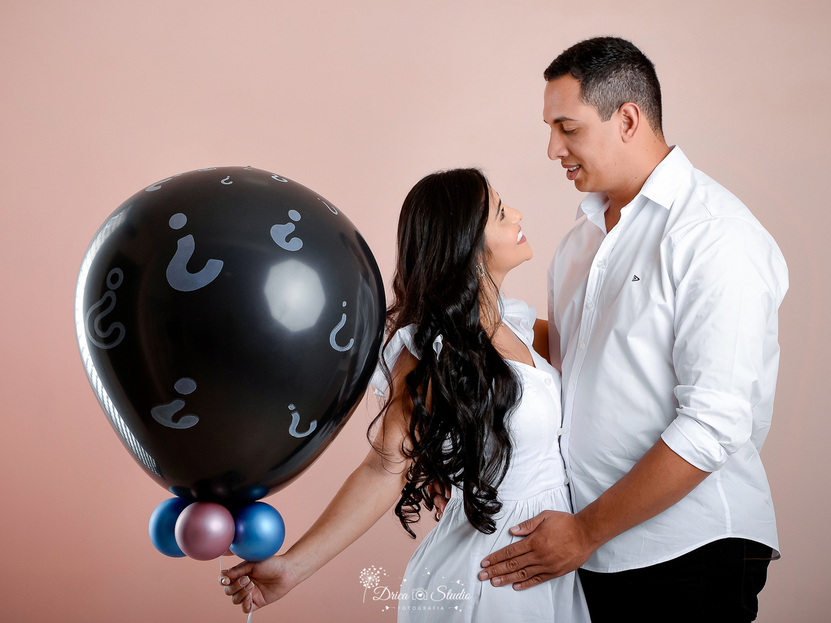 Drica Studio - Drica Studio fotografias - ensaio revelação - gestante - menino ou menina - roupas brancas - balão chá revelação preto - pais de primeira viagem 