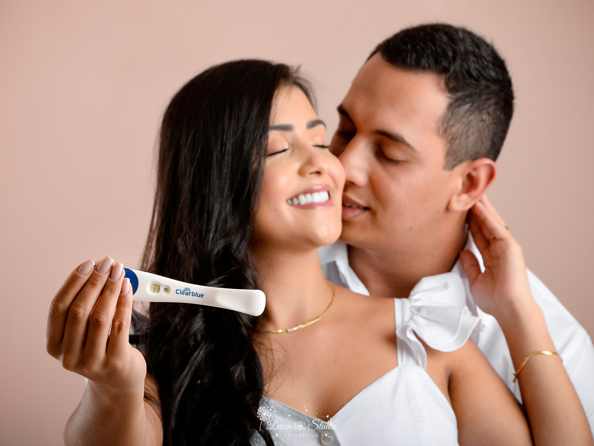 Drica Studio - Drica Studio fotografias - ensaio revelação - gestante - menino ou menina - roupas brancas - balão chá revelação preto - pais de primeira viagem - teste de gravidez - beijando a esposa 