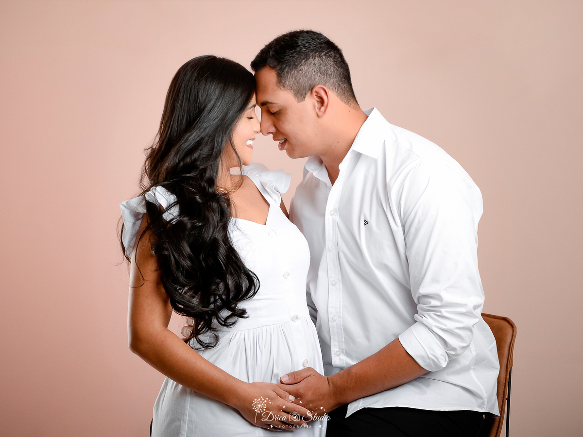 Drica Studio - Drica Studio fotografias - ensaio revelação - fotos gestante - menino ou menina - roupas brancas - pais de primeira viagem - mão na barriga 