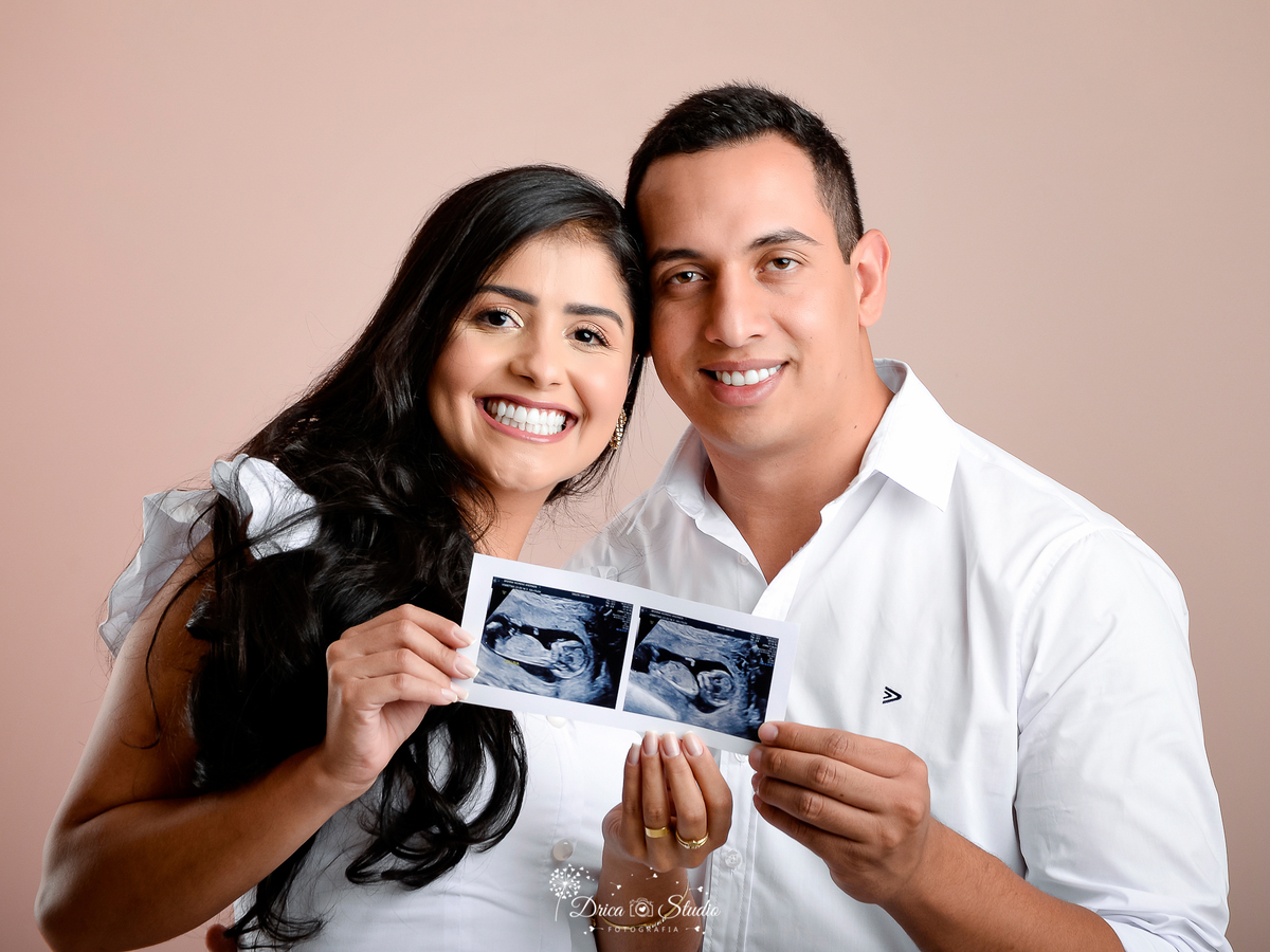 Drica Studio - Drica Studio fotografias - ensaio revelação - fotos gestante - menino ou menina - roupas brancas - pais de primeira viagem - ultrassom - felizes 