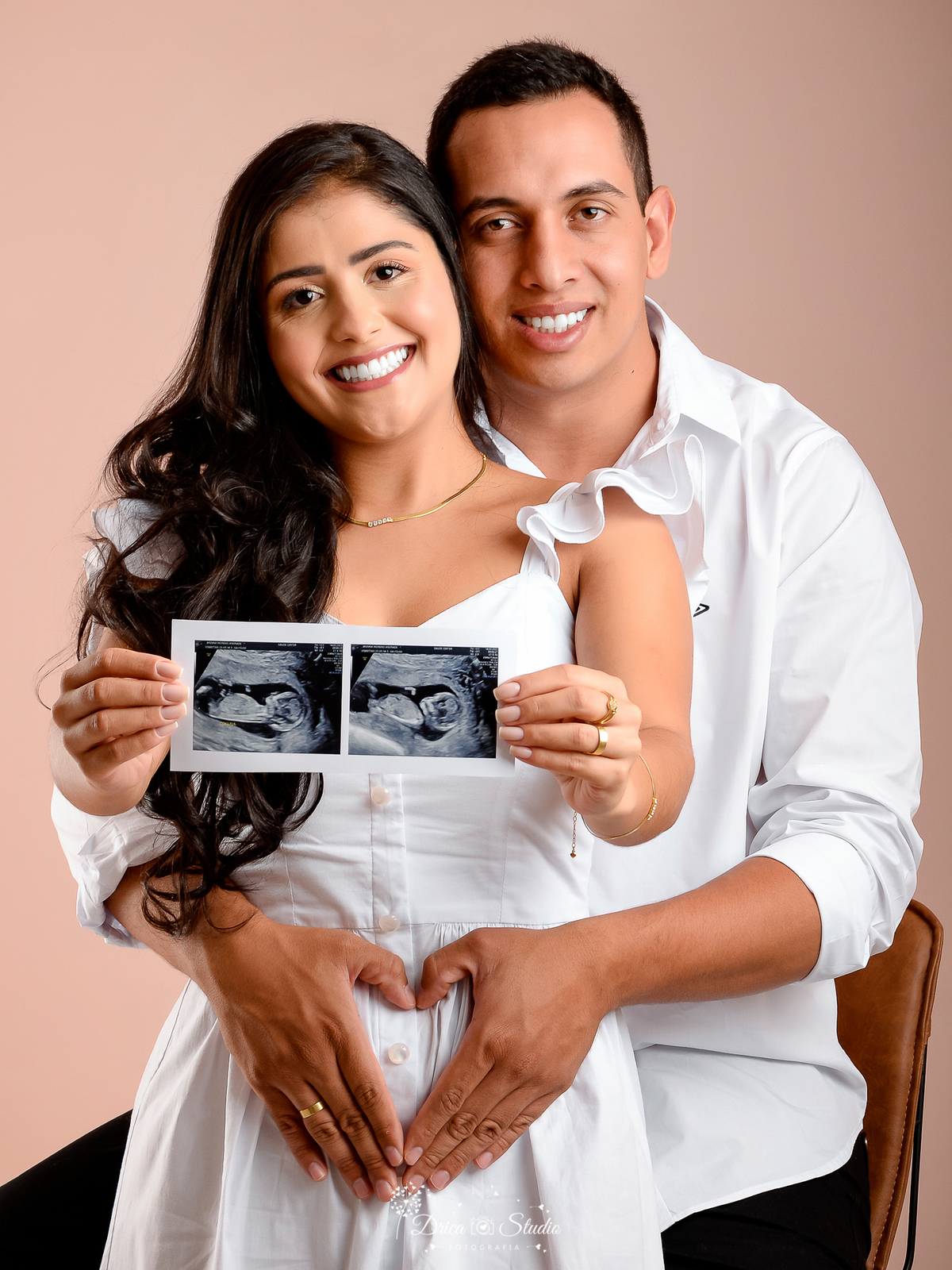 Drica Studio - Drica Studio fotografias - ensaio revelação - fotos gestante - menino ou menina - roupas brancas - pais de primeira viagem - ultrassom - felizes - coração 