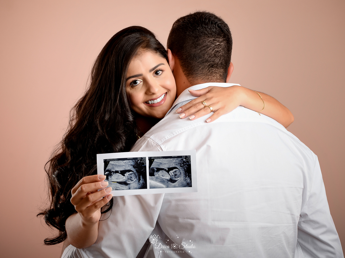 Drica Studio - Drica Studio fotografias - ensaio revelação - fotos gestante - menino ou menina - roupas brancas - pais de primeira viagem - ultrassom - felizes 