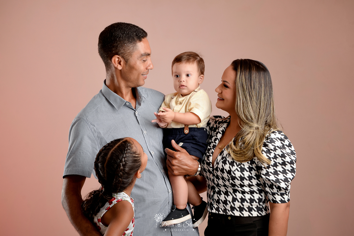 Drica Studio - Drica Studio fotografias - Xinguara Pará - cenário - liso - acompanhamento mensal - ensaio de 1 ano - bebe alegre - fotos de família - pai - mãe  e filhos - menino e menina  - parceiros - amor de pai e filhos  
