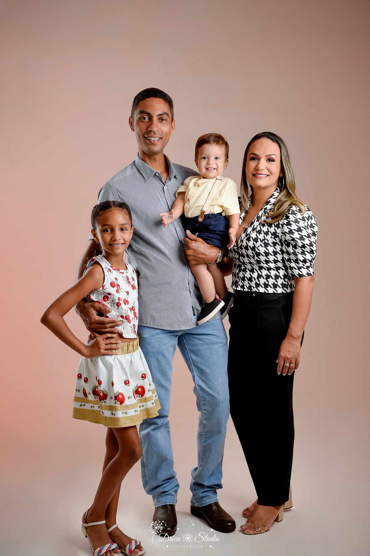 Drica Studio - Drica Studio fotografias - Xinguara Pará - cenário - liso - acompanhamento mensal - ensaio de 1 ano - bebe alegre - fotos de família - pai - mãe  e filhos - menino e menina  - parceiros - amor de pai e filhos  