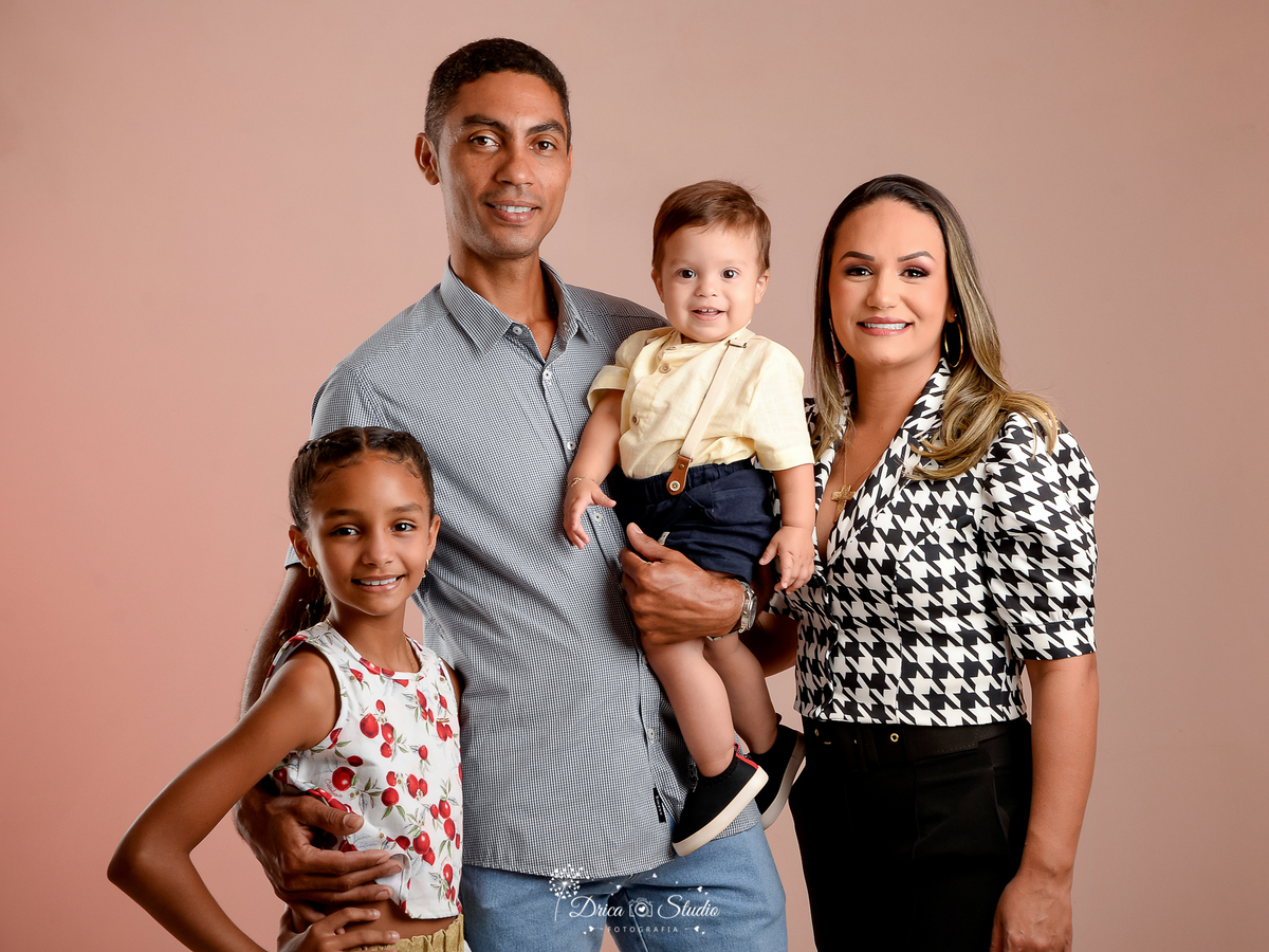 Drica Studio - Drica Studio fotografias - Xinguara Pará - cenário - liso - acompanhamento mensal - ensaio de 1 ano - bebe alegre - fotos de família - pai - mãe  e filhos - menino e menina  - parceiros - amor de pai e filhos  