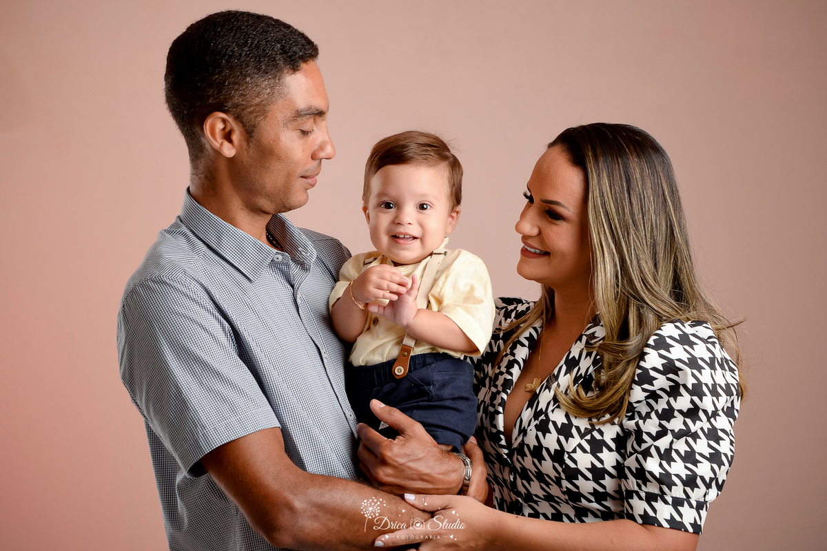 Drica Studio - Drica Studio fotografias - Xinguara Pará - cenário - liso - acompanhamento mensal - ensaio de 1 ano - bebe alegre - fotos de família - pai - mãe  e filhos - menino e menina  - parceiros - amor de pai e filhos  