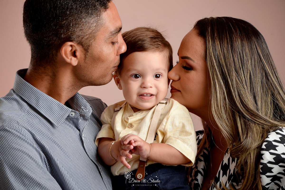 Drica Studio - Drica Studio fotografias - Xinguara Pará - cenário - liso - acompanhamento mensal - ensaio de 1 ano - bebe alegre - fotos de família - pai - mãe  e filhos - menino e menina  - parceiros - amor de pai e filhos - beijando o filho 