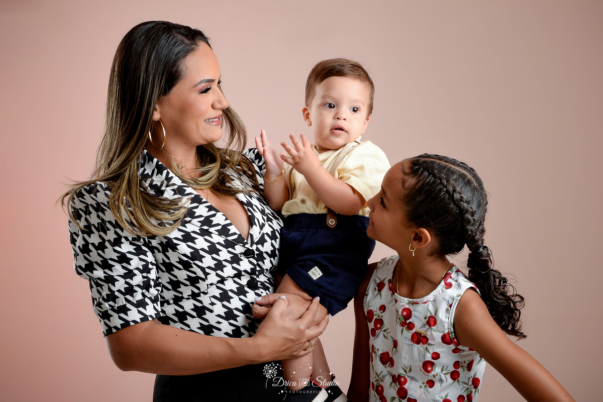 Drica Studio - Drica Studio fotografias - Xinguara Pará - cenário - liso - acompanhamento mensal - ensaio de 1 ano - bebe alegre - fotos de família - mãe  e filhos - menino e menina  - batendo palmas - olhando pro bebe 