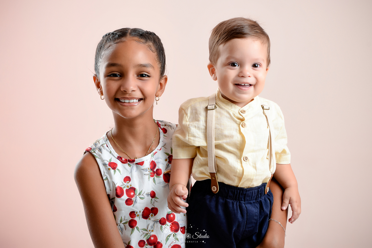 Drica Studio - Drica Studio fotografias - Xinguara Pará - cenário - liso - acompanhamento mensal - ensaio de 1 ano - bebe alegre - fotos com a irmã 