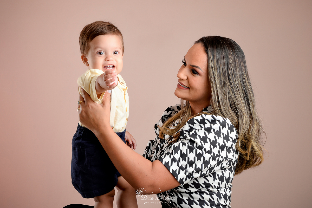Drica Studio - Drica Studio fotografias - Xinguara Pará - cenário - liso - acompanhamento mensal - ensaio de 1 ano - bebe alegre - fotos de família - mãe  e filho - menino - olhando pro bebe