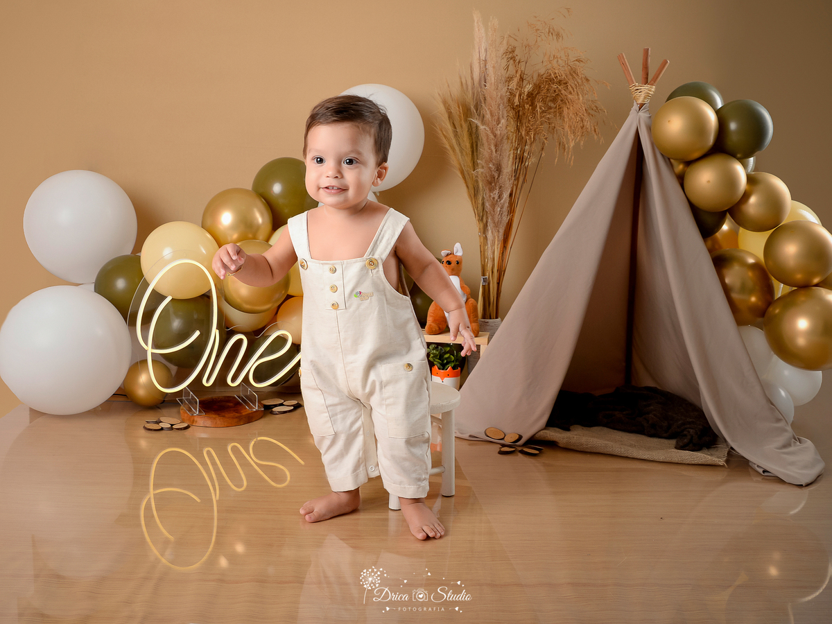 Drica Studio - Drica Studio fotografias - Xinguara Pará - smash the cake - cenario boho - cabaninha - marrom - verde - balões - bolo - 1 ano -  bebe - em pé - macacão - one 