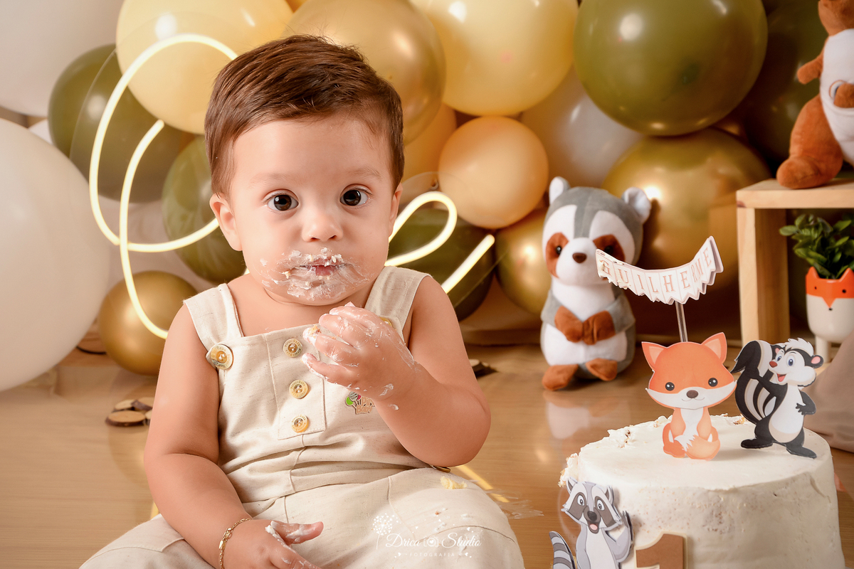Drica Studio - Drica Studio fotografias - Xinguara Pará - smash the cake - cenario boho - marrom - verde - balões - bolo - comendo bolo - bosque encantado - one 
