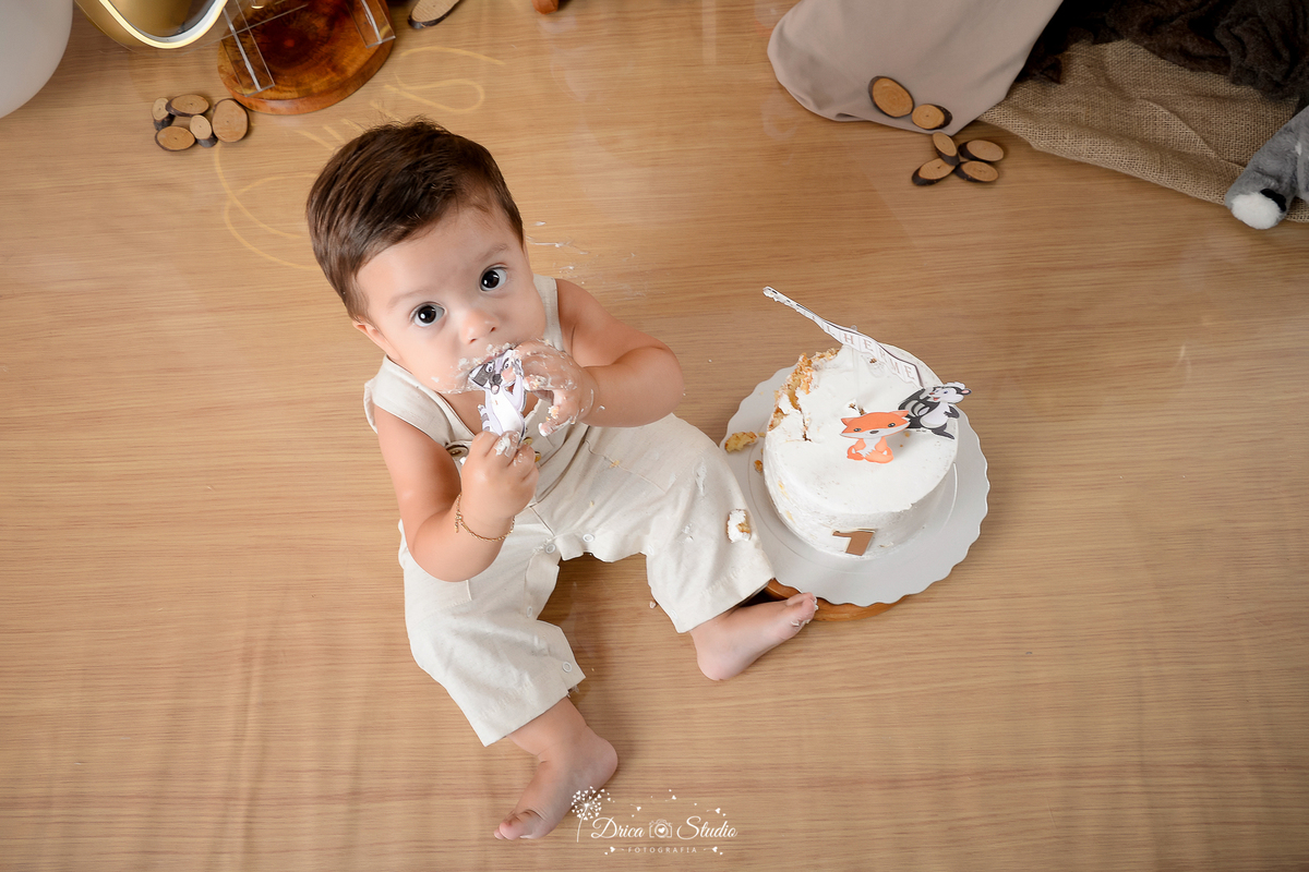 Drica Studio - Drica Studio fotografias - Xinguara Pará - smash the cake - cenario boho - marrom - verde - balões - bolo - comendo bolo - bosque encantado - one 