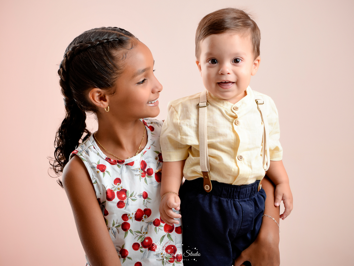 Drica Studio - Drica Studio fotografias - Xinguara Pará - cenário - liso - acompanhamento mensal - ensaio de 1 ano - bebe alegre - fotos com a irmã 