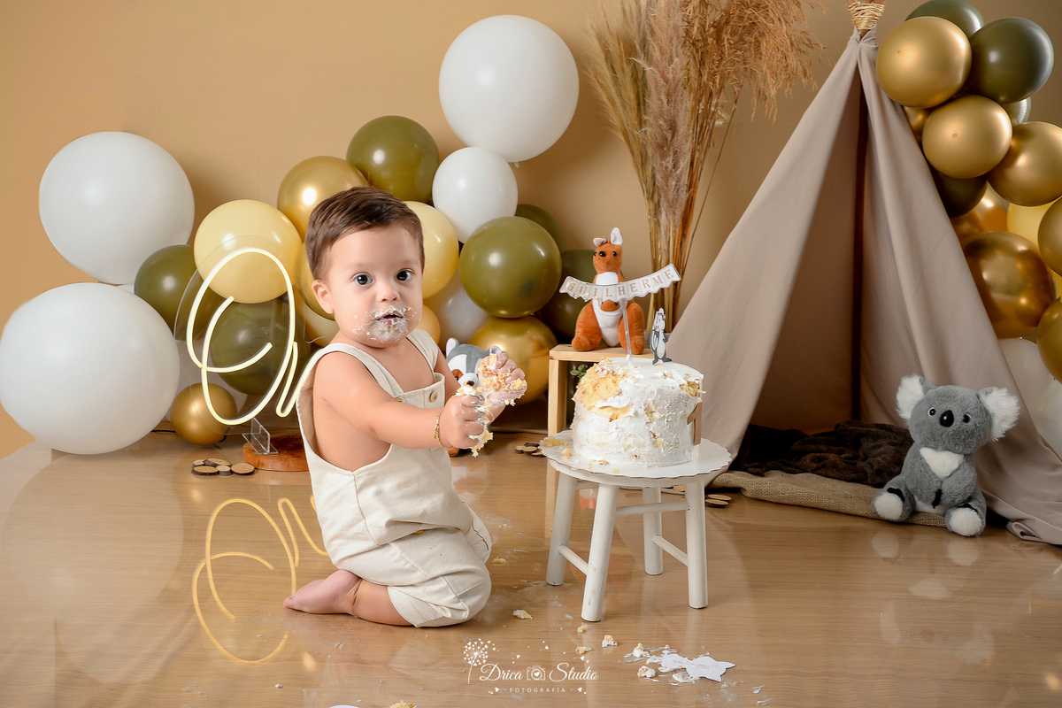 Drica Studio - Drica Studio fotografias - Xinguara Pará - smash the cake - cenario boho - marrom - verde - balões - bolo - comendo bolo - bosque encantado - one 