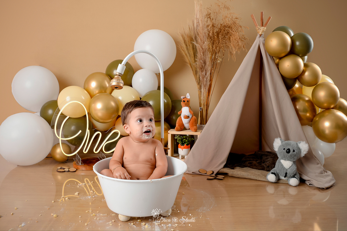 Drica Studio - Drica Studio fotografias - Xinguara Pará - smash the cake - cenario boho - marrom - verde - balões - bolo - comendo bolo - bosque encantado - one - banheira branca 