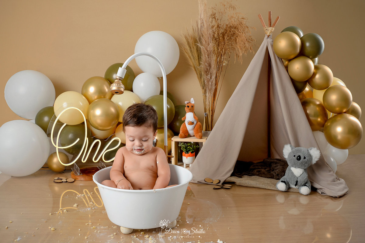 Drica Studio - Drica Studio fotografias - Xinguara Pará - smash the cake - cenario boho - marrom - verde - balões - bolo - comendo bolo - bosque encantado - one - banheira branca 