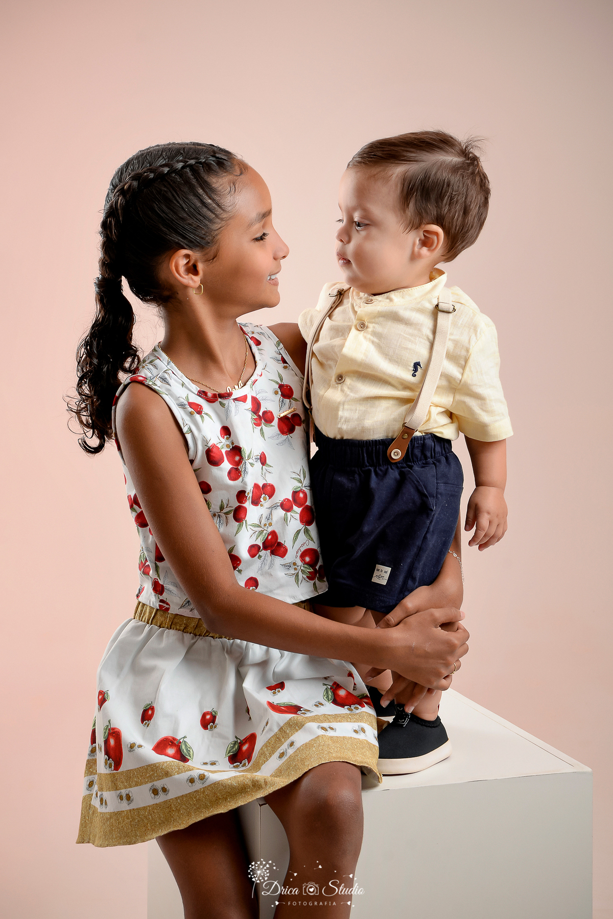 Drica Studio - Drica Studio fotografias - Xinguara Pará - cenário - liso - acompanhamento mensal - ensaio de 1 ano - bebe alegre - fotos com a irmã - olhando pra irmã 