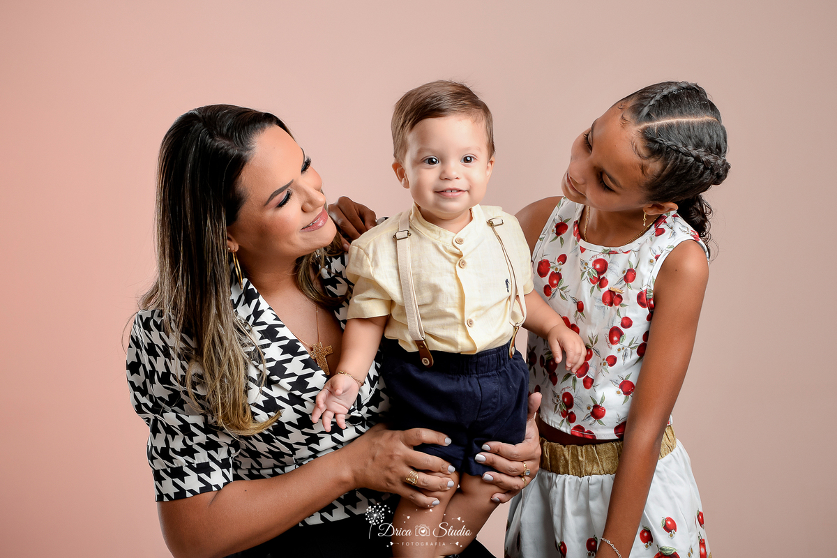 Drica Studio - Drica Studio fotografias - Xinguara Pará - cenário - liso - acompanhamento mensal - ensaio de 1 ano - bebe alegre - fotos com a irmã - mãe e filhos - olhando pro bebe - menino e menina 