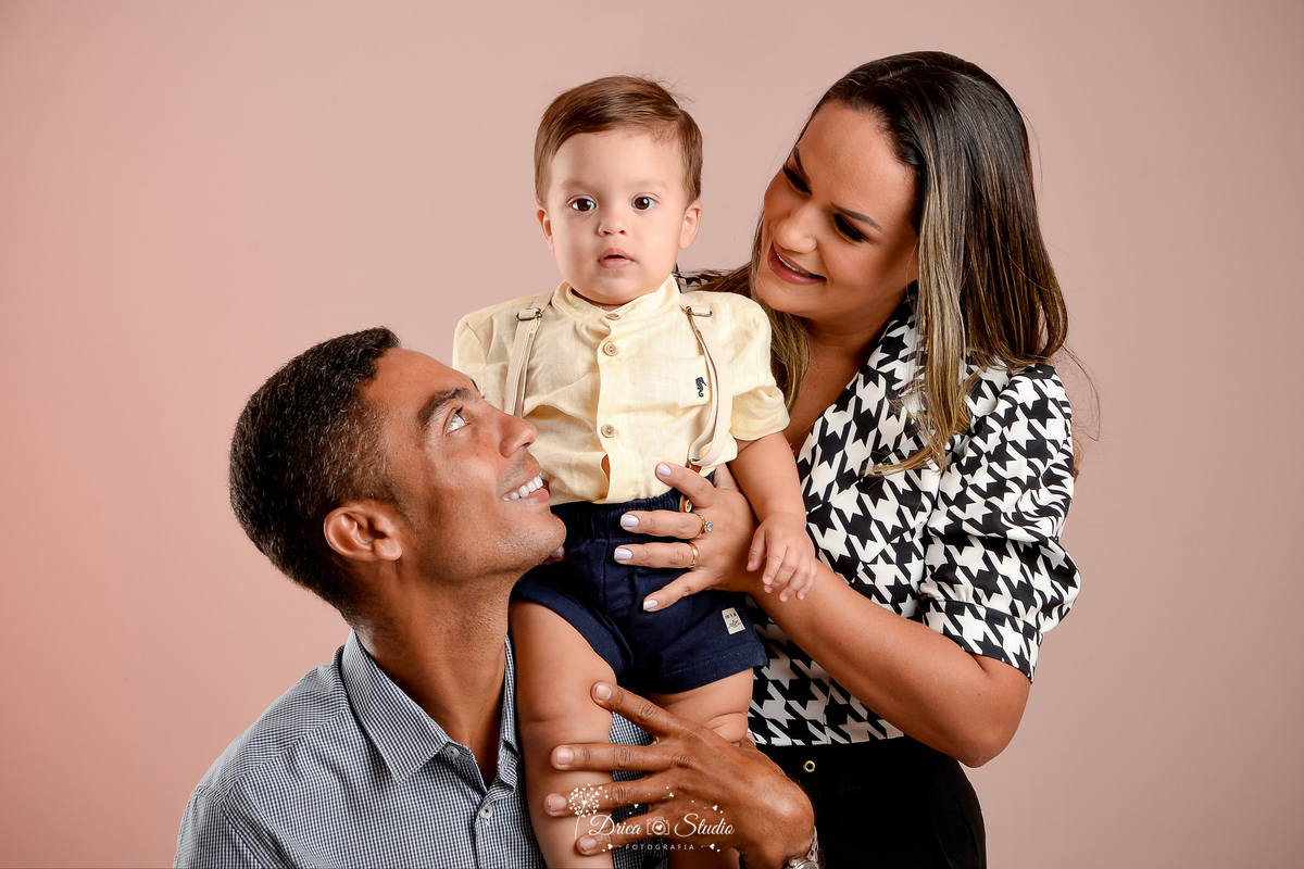 Drica Studio - Drica Studio fotografias - Xinguara Pará - cenário - liso - acompanhamento mensal - ensaio de 1 ano - bebe alegre - fotos de família - pai - mãe e filho - menino 