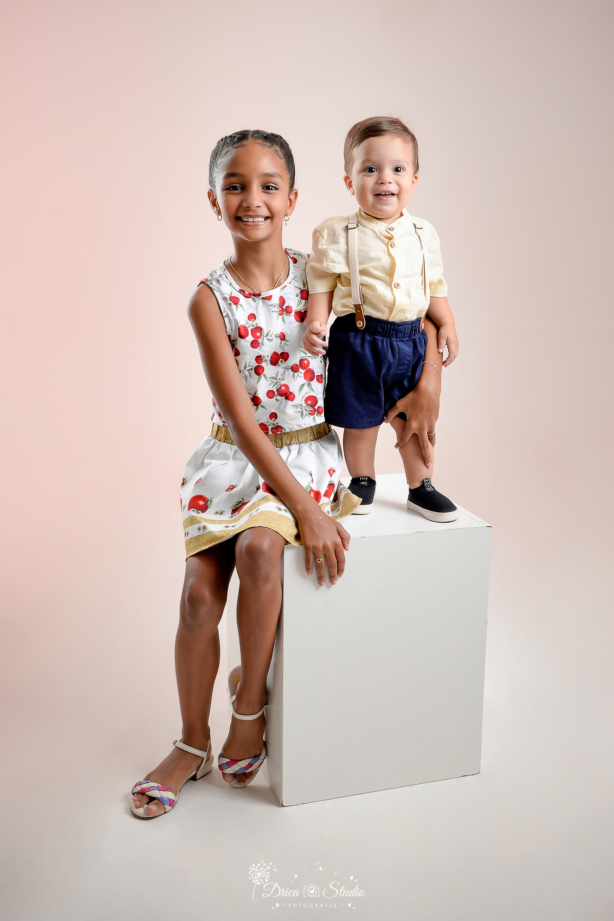 Drica Studio - Drica Studio fotografias - Xinguara Pará - cenário - liso - acompanhamento mensal - ensaio de 1 ano - bebe alegre - fotos com a irmã 