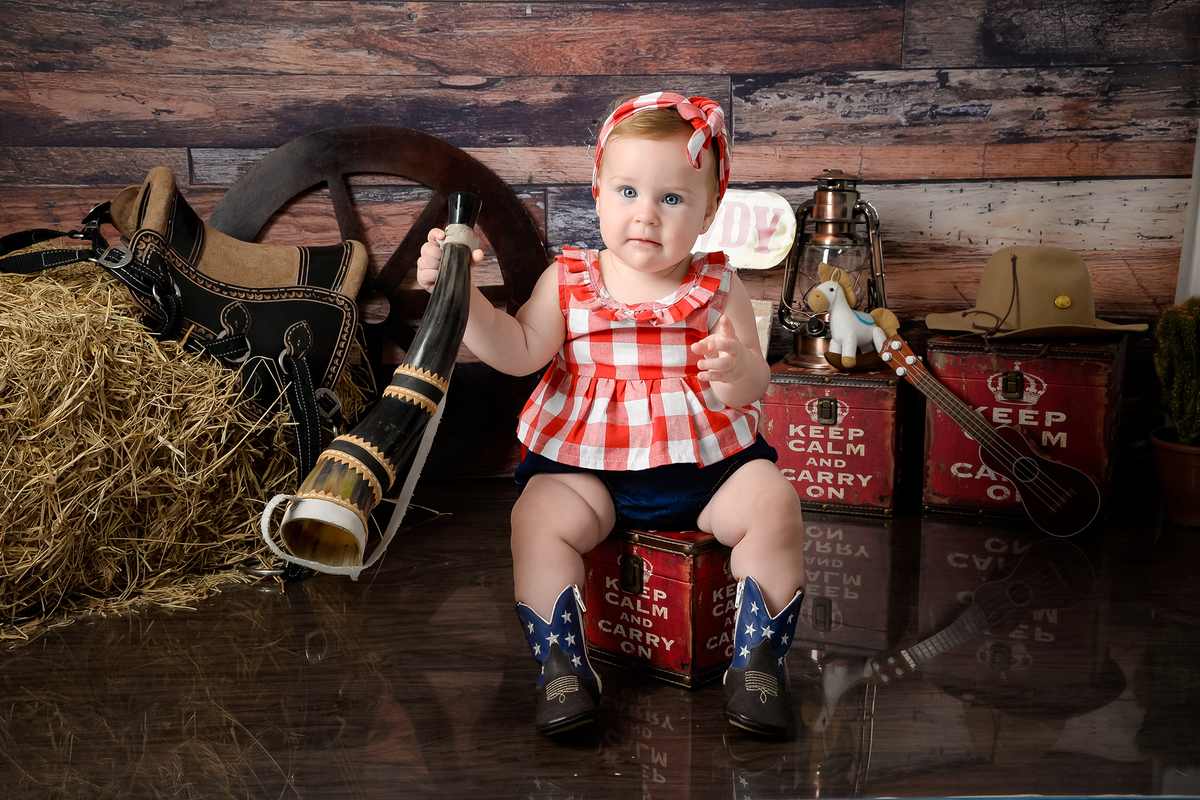 fotografia-de-criança ensaio-infantil studio-em-xinguara acompanhamento-mensal-infantil country ensaio-country cenário-infantil