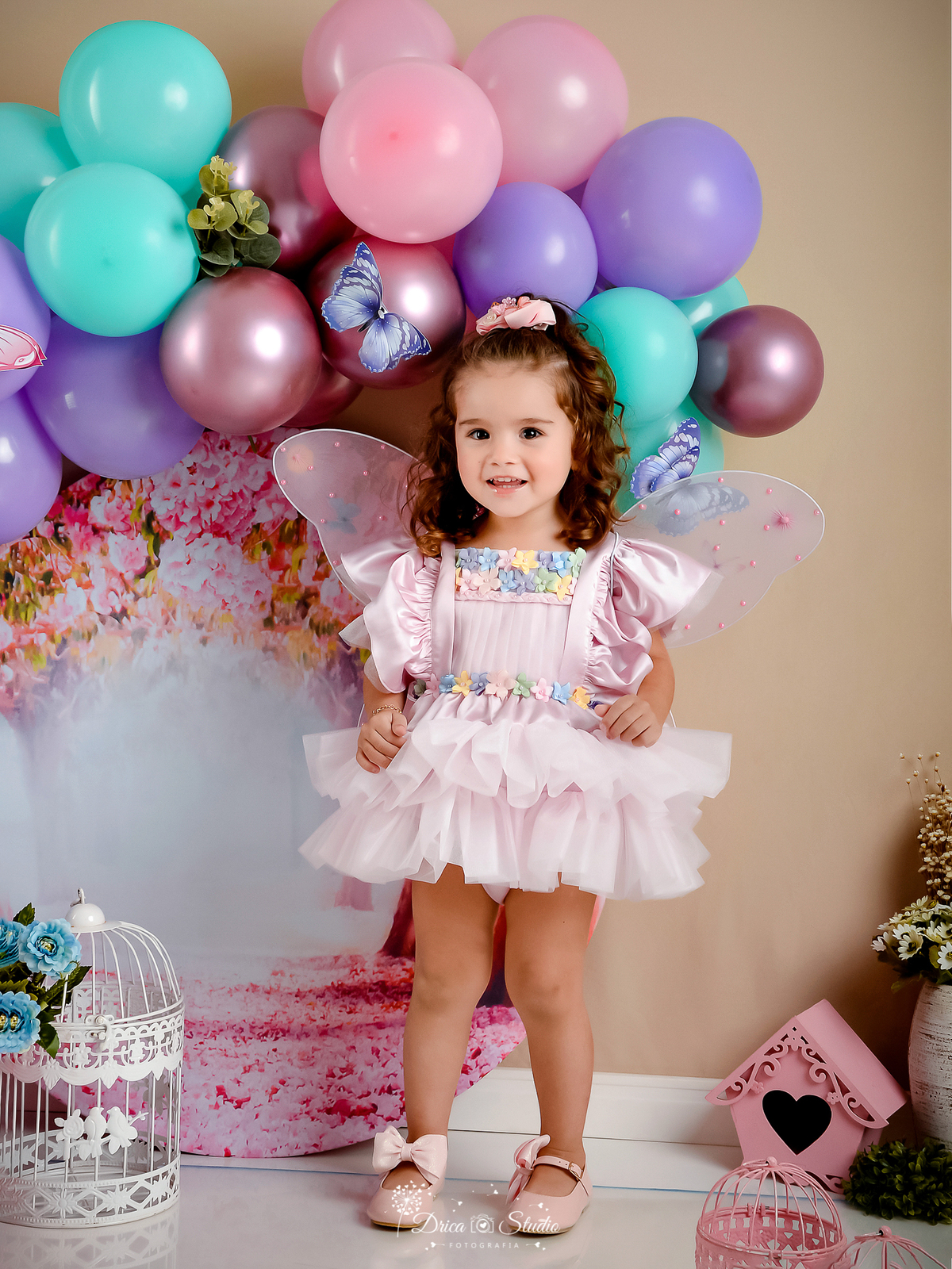 ensaio-infantil-fotografico-criança-3-aninhos studio-fotografico-em-xinguara-pará-fotógrafa-em-xinguara-menina-cenário-fada-jardim-encantado-figurino-rosa-acessórios-foto-aniversário