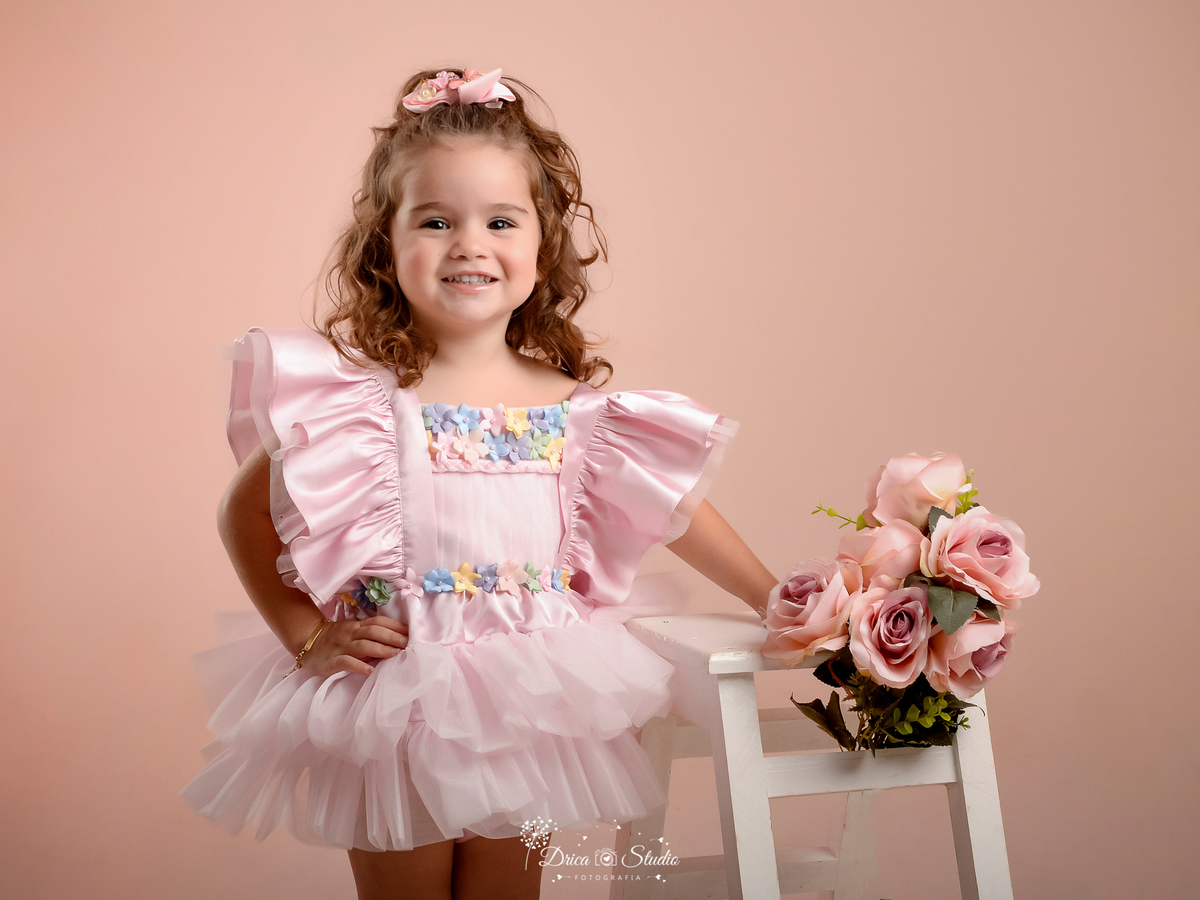 ensaio-infantil-fotografico-criança-3-aninhos studio-fotografico-em-xinguara-pará-fotógrafa-em-xinguara-menina-cenário-fada-jardim-encantado-figurino-rosa-acessórios-foto-aniversário