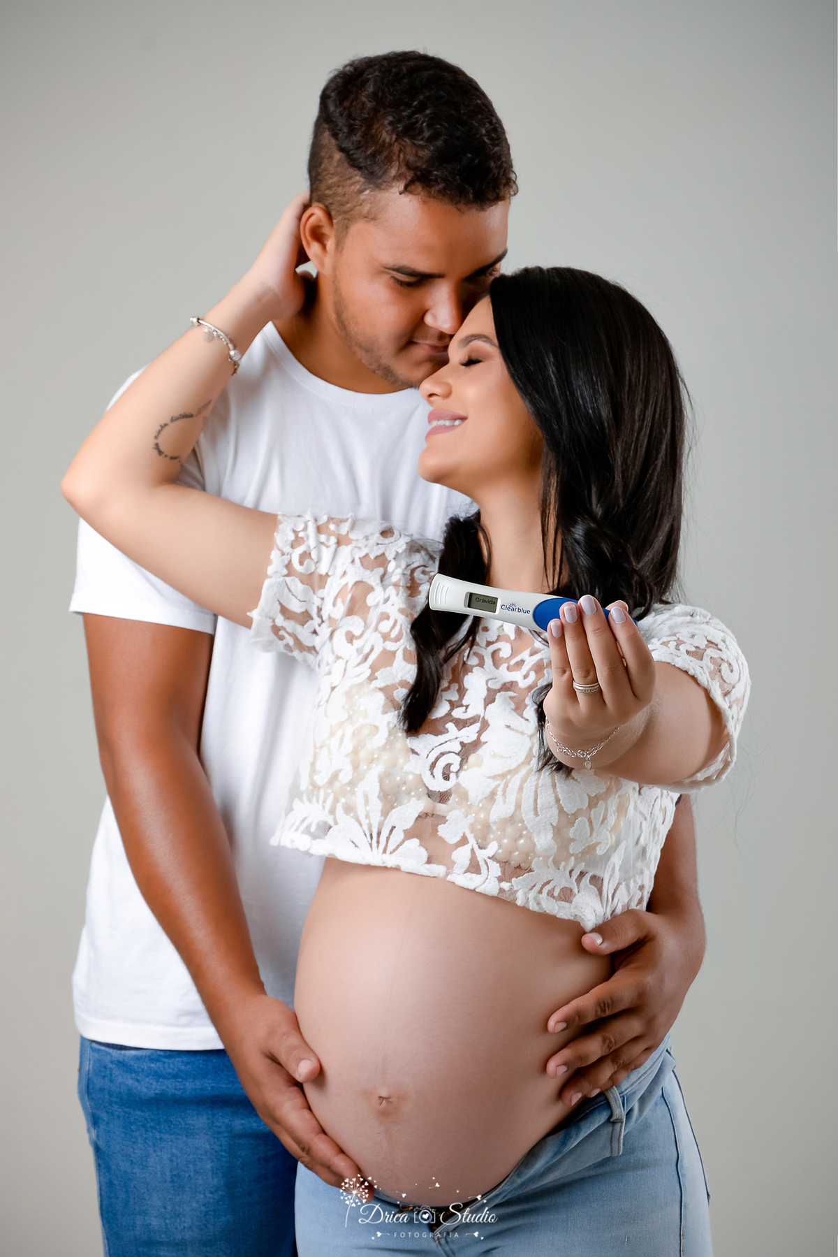 ensaio-fotografico-gestante-grávida-estúdio-studio-foto-fotografia-poses-pregnant-bebê-xinguara-filho-mãe-pai-menino-figurino-fotógrafa-flores-vestido-look