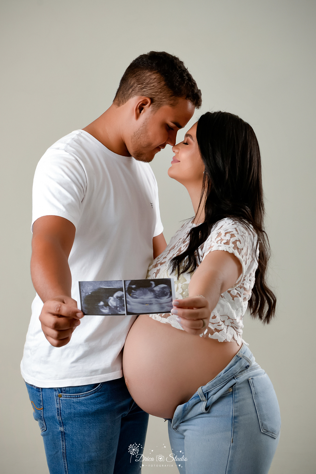 ensaio-fotografico-gestante-grávida-estúdio-studio-foto-fotografia-poses-pregnant-bebê-xinguara-filho-mãe-pai-menino-figurino-fotógrafa-flores-vestido-look